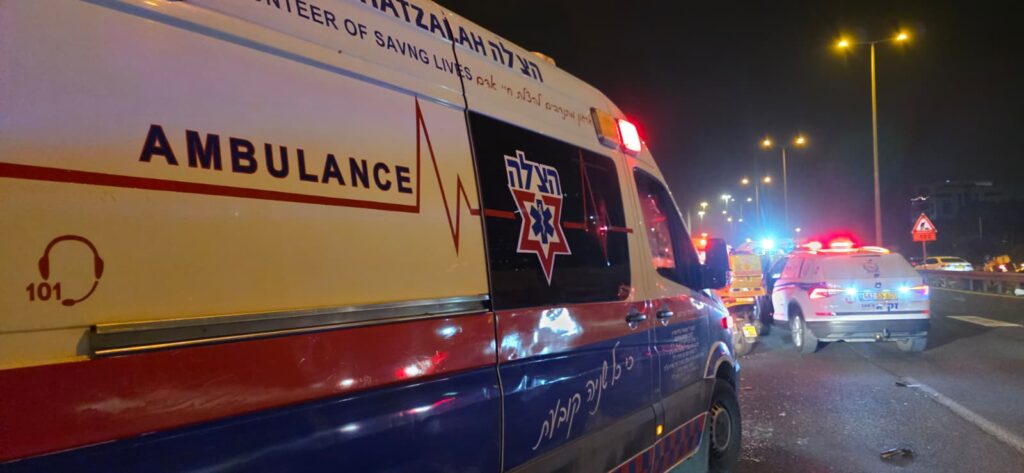 מתנדבי הצלה מעניקים טיפול רפואי בזירת תאונת דרכים קשה