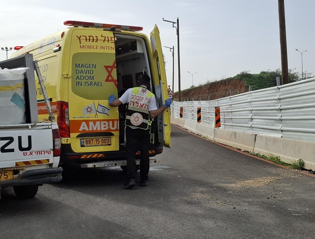 קרית עקרון : רוכב קורקינט חשמלי פונה במצב בינוני לאחר שנפגע בתאונת דרכים