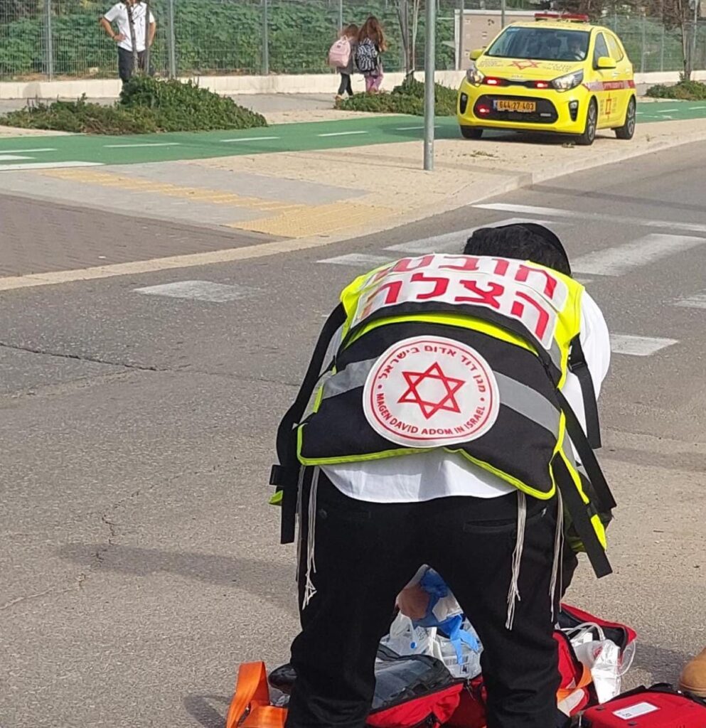 הוד השרון: נער הולך רגל פונה במצב אנוש לאחר שנפגע מרכב