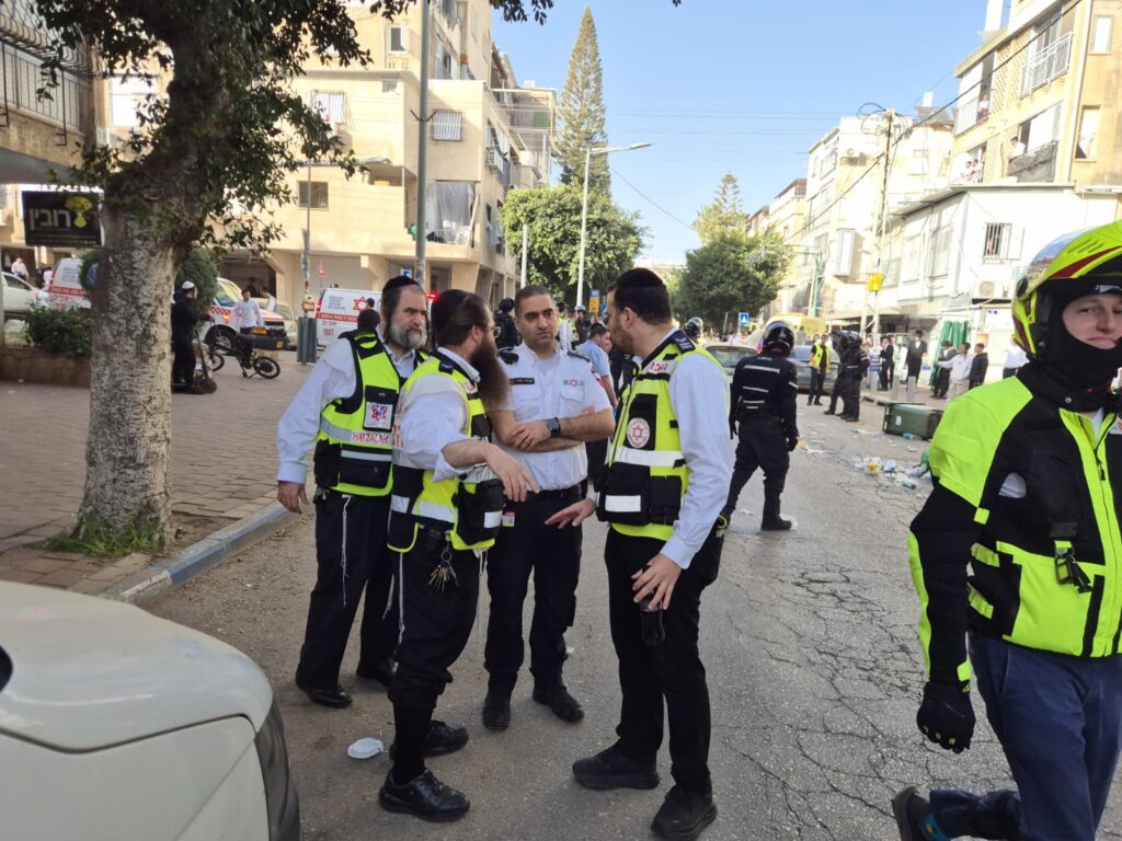 מתנדבי הצלה מאבטחים הפגנה