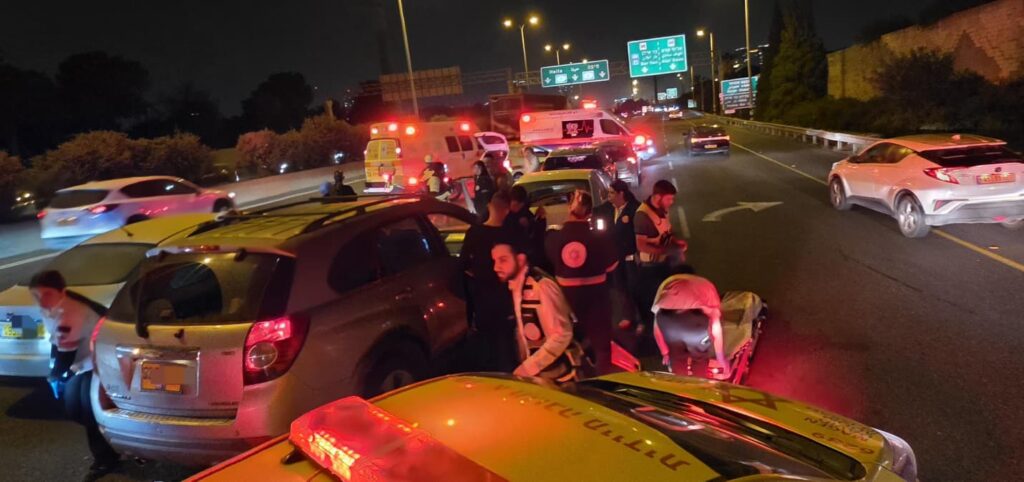 כביש 4: שלושה נפגעים פונו במצב בינוני וקל לאחר שנפגעו בתאונת דרכים