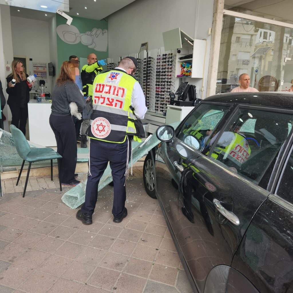 רמת השרון: שתי הולכות רגל פונו במצב בינוני וקל לאחר שנפגעו בתאונת דרכים