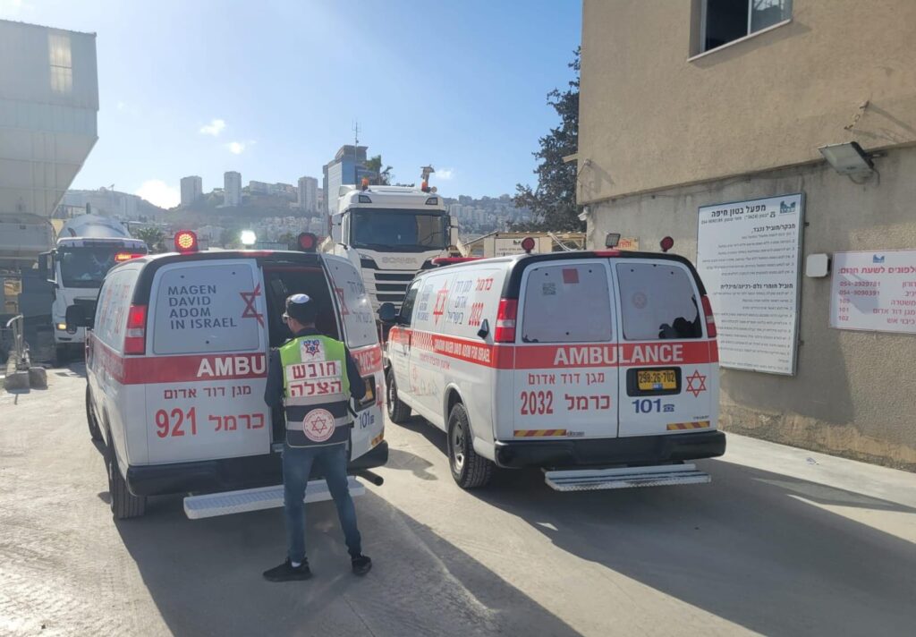 חיפה: פועל פונה במצב בינוני לאחר שנפצע ממסור דיסק