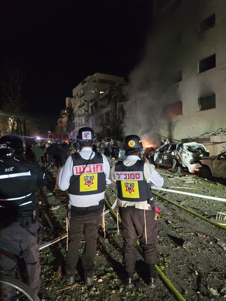 בהמשך לפגיעה במרחב תל אביב • מספר נפגעים פונו במצבי פציעה שונים לבתי החולים