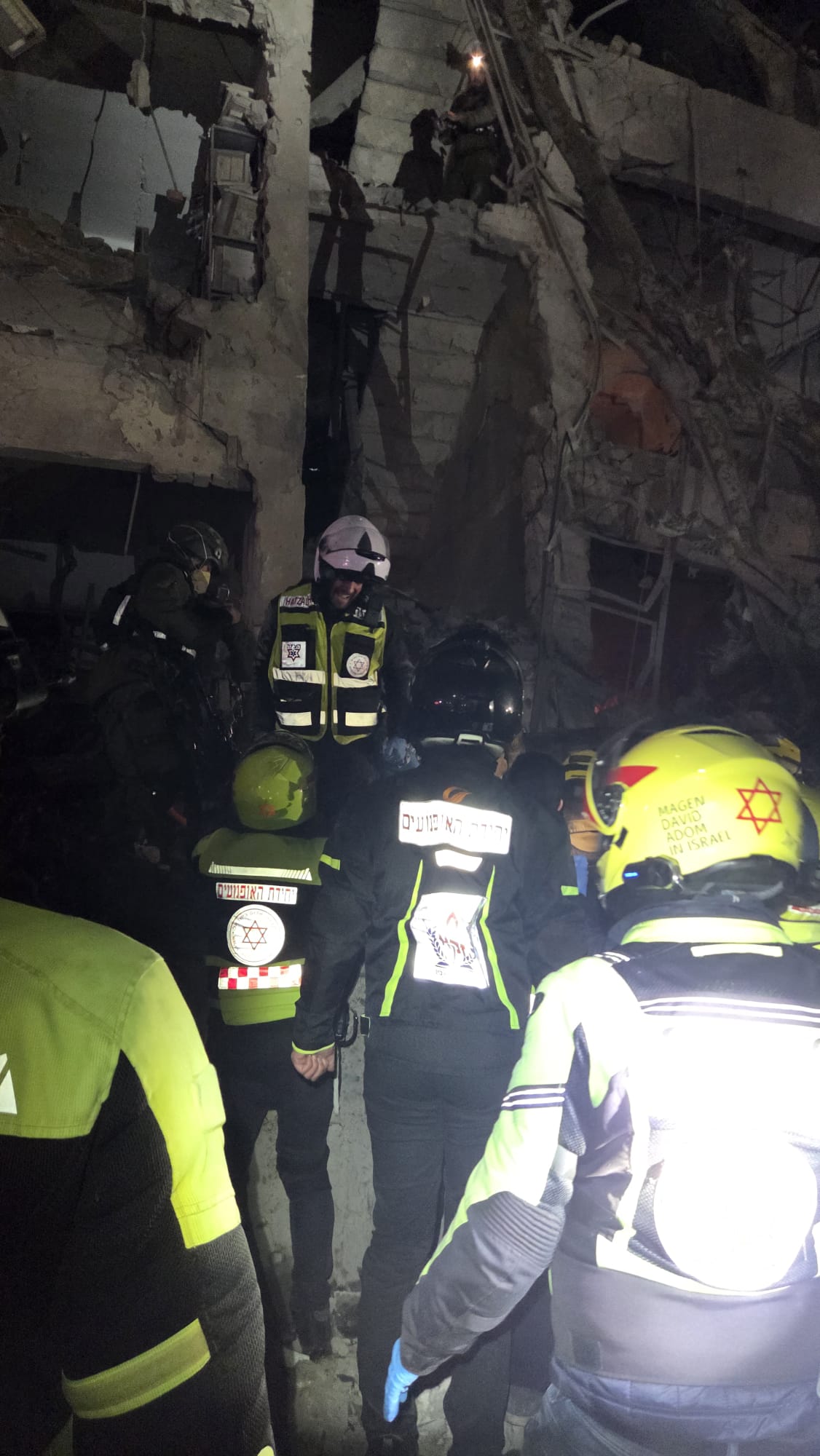 פגיעת הטיל בגוש דן • אשה נהרגה, וכ20 נפגעים פונו לבתי החולים