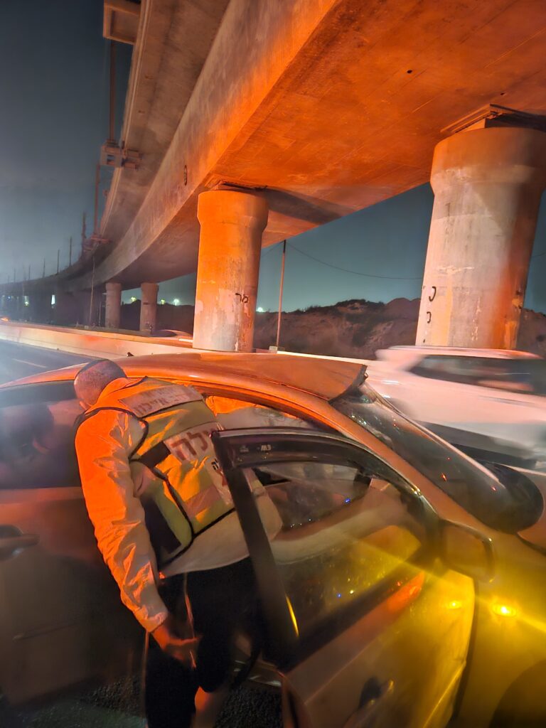 כביש 1: שלושה נפגעים פונו במצב בינוני וקל לאחר שנפגעו בתאונת דרכים