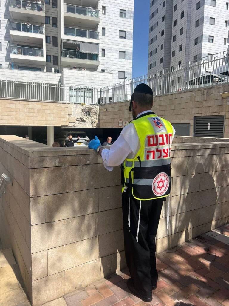 נפילות ברחובות • בשלב זה פונו ארבעה נפגעים במצב קל