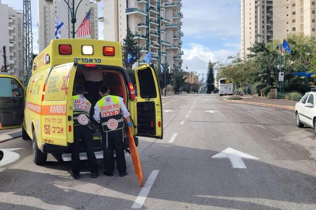 רמת גן: רוכבת אופניים חשמליים פונתה במצב בינוני לאחר שנפגעה מאוטובוס