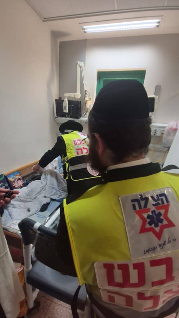 מתנדבי הצלה מחלקים מתנות לפצועים בסורוקה