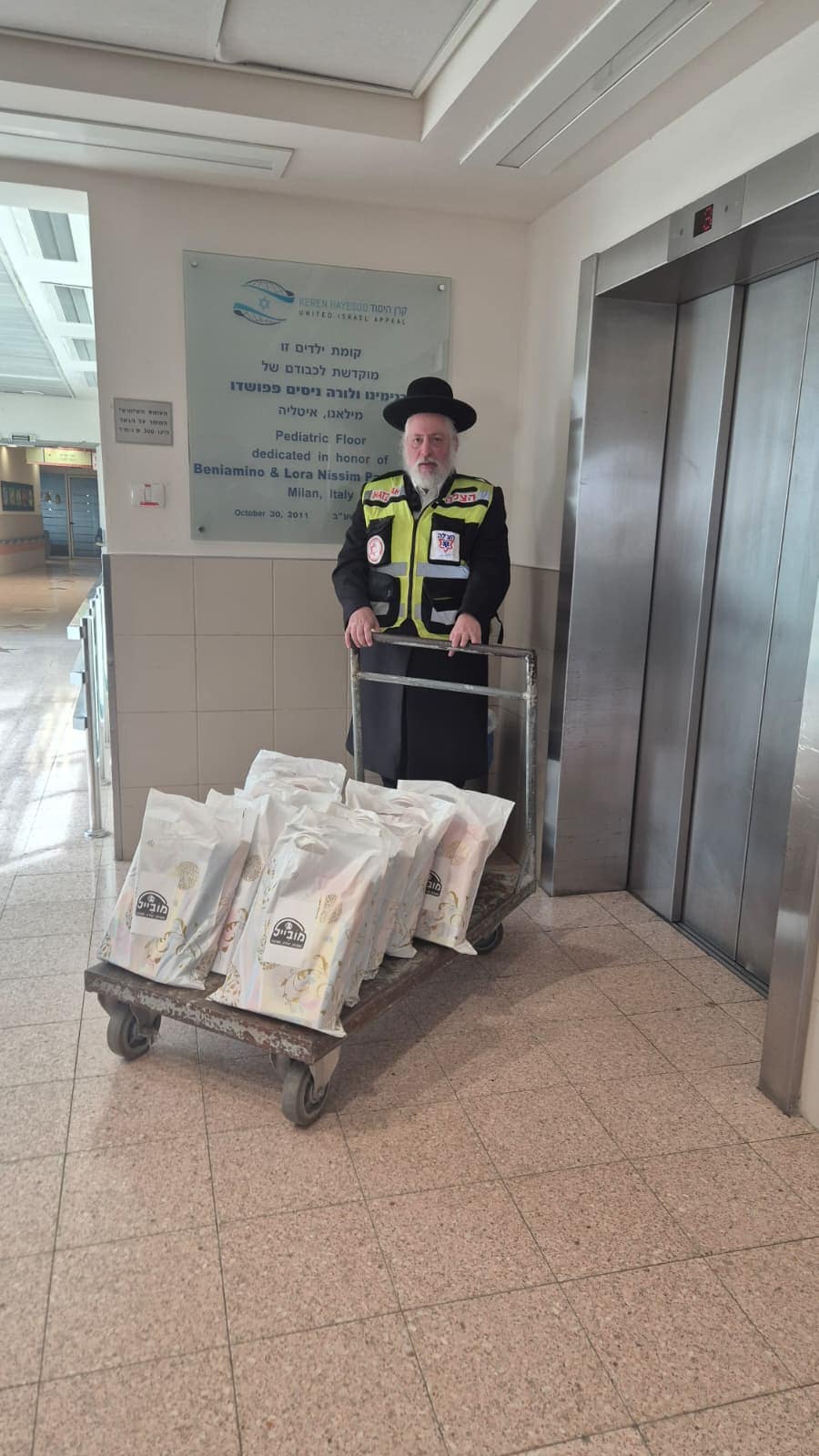 מתנדבי הצלה מחלקים מתנות לפצועים בסורוקה