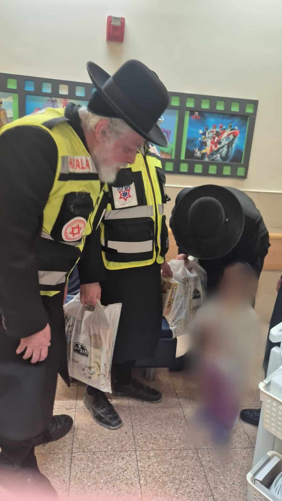 מתנדבי הצלה מחלקים מתנות לפצועים בסורוקה