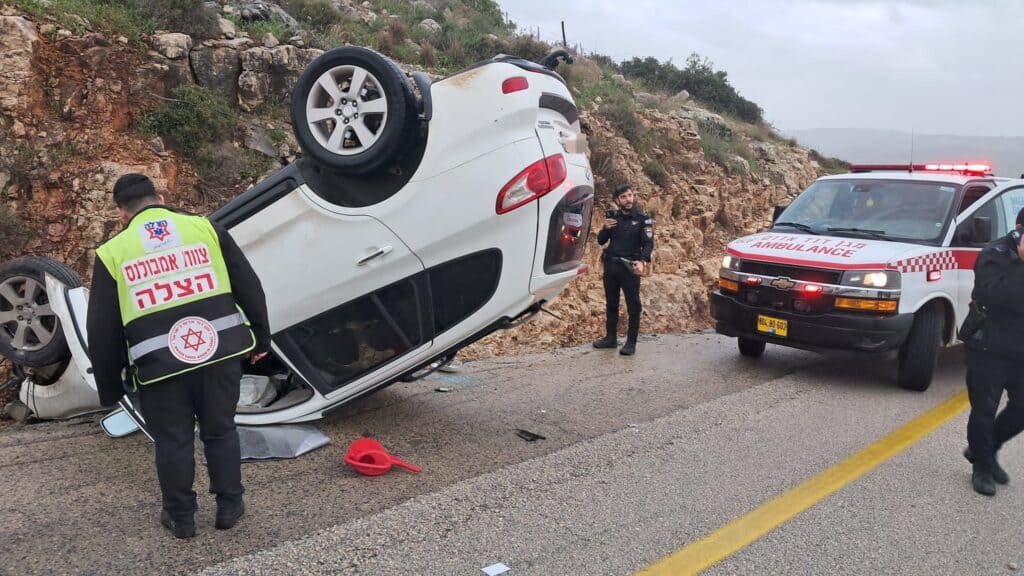 כביש 77: בן 65 פונה במצב בינוני לאחר שהתהפך עם רכבו