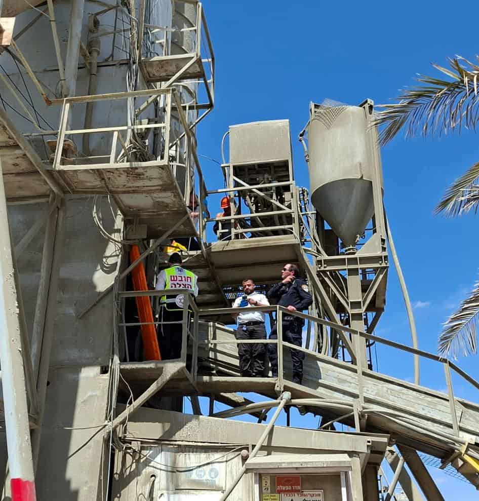 ערד: פועל פונה במצב בינוני לאחר שנפל מגובה במהלך עבודתו