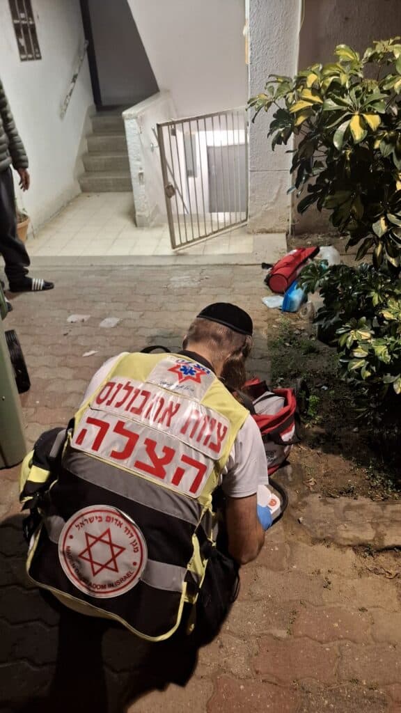 תל אביב: בת 90 פונתה במצב קשה לאחר שנחבלה בזמן אזעקה