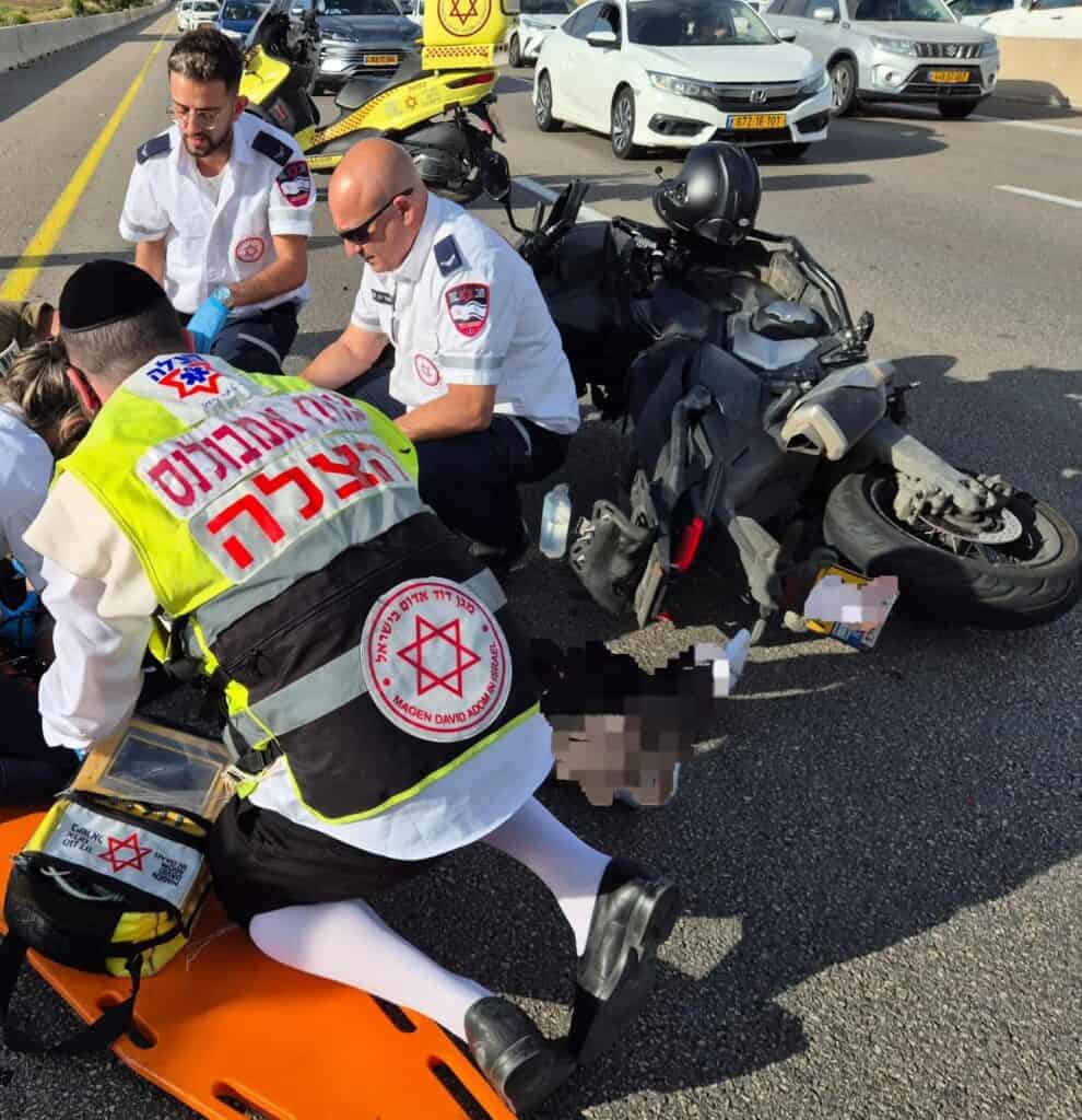 כביש 4: רוכב אופנוע פונה במצב בינוני לאחר שנפגע בתאונת דרכים