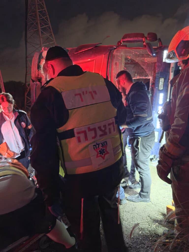 מחלף אם המושבות: נהג משאית פונה במצב בינוני לאחר תאונת דרכים