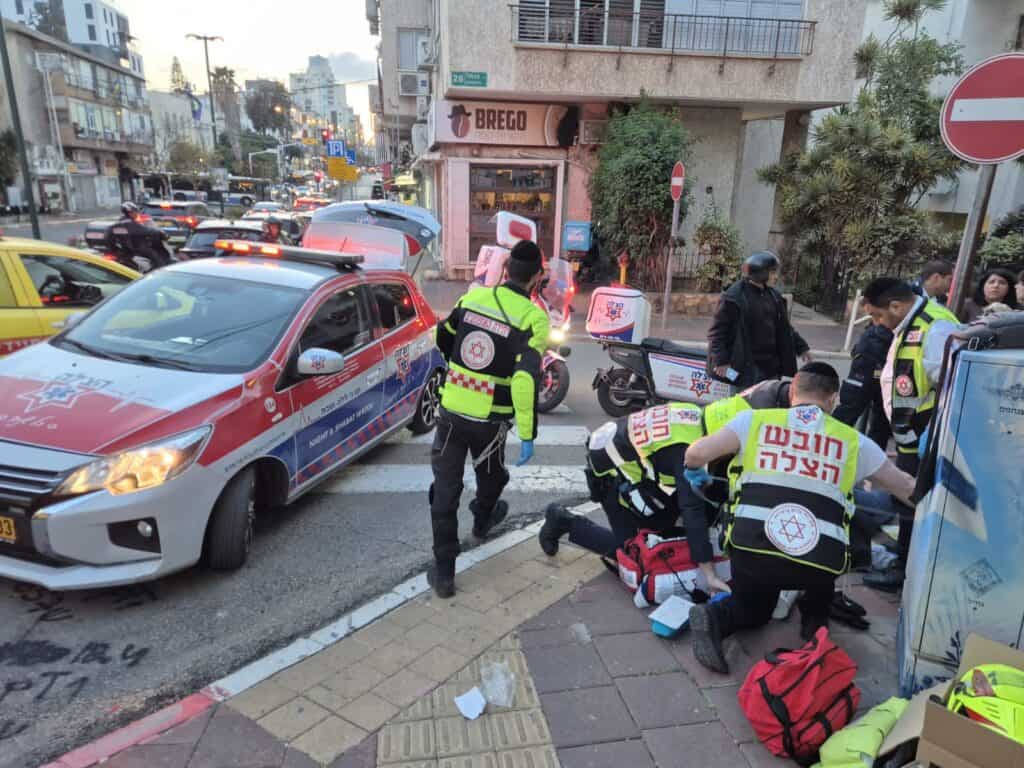 רמת גן: בן 60 פונה עם דופק לאחר שהתמוטט ברחוב