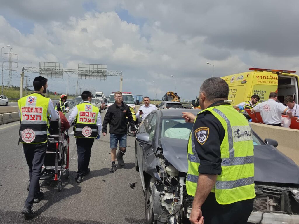 כביש 1: שני נפגעים פונו במצב בינוני וקל לאחר שנפגעו בתאונת דרכים