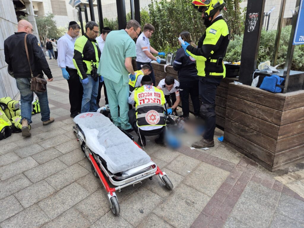 תל אביב: גבר כבן 75 פונה תוך כדי החייאה לאחר שהתמוטט ברחוב