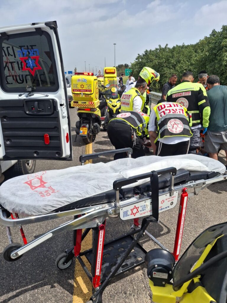 כביש 444: רוכב קורקינט חשמלי פונה במצב קשה לאחר תאונת דרכים