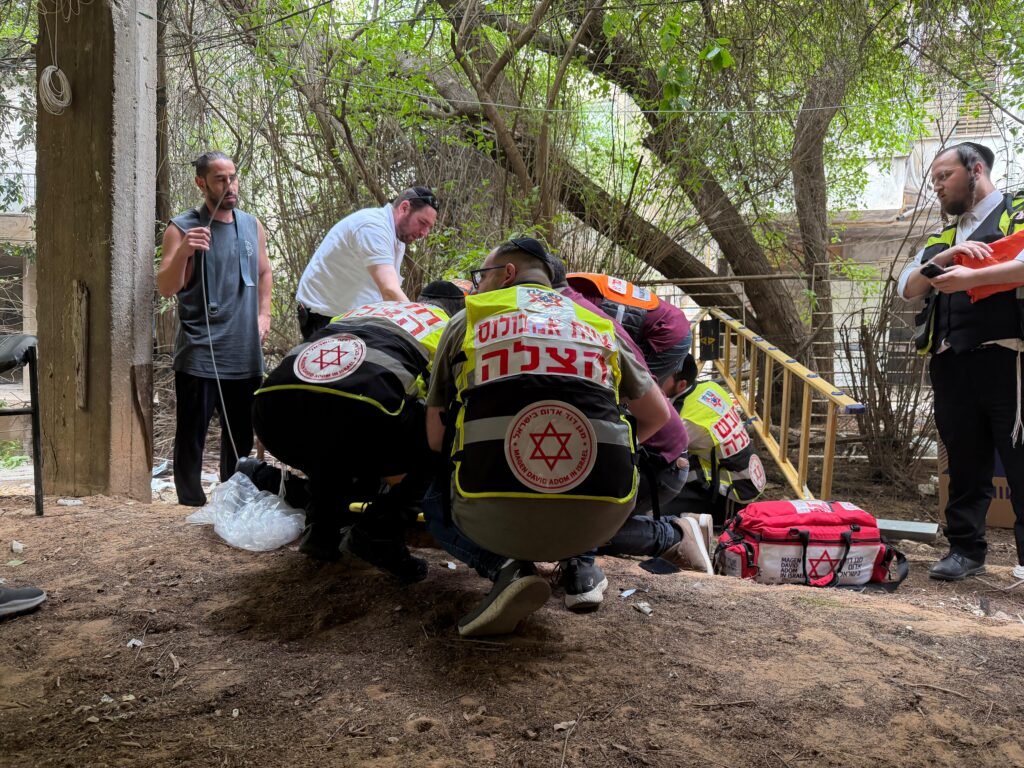 רמת גן: מתקין מזגנים פונה במצב בינוני לאחר שנפל מגובה