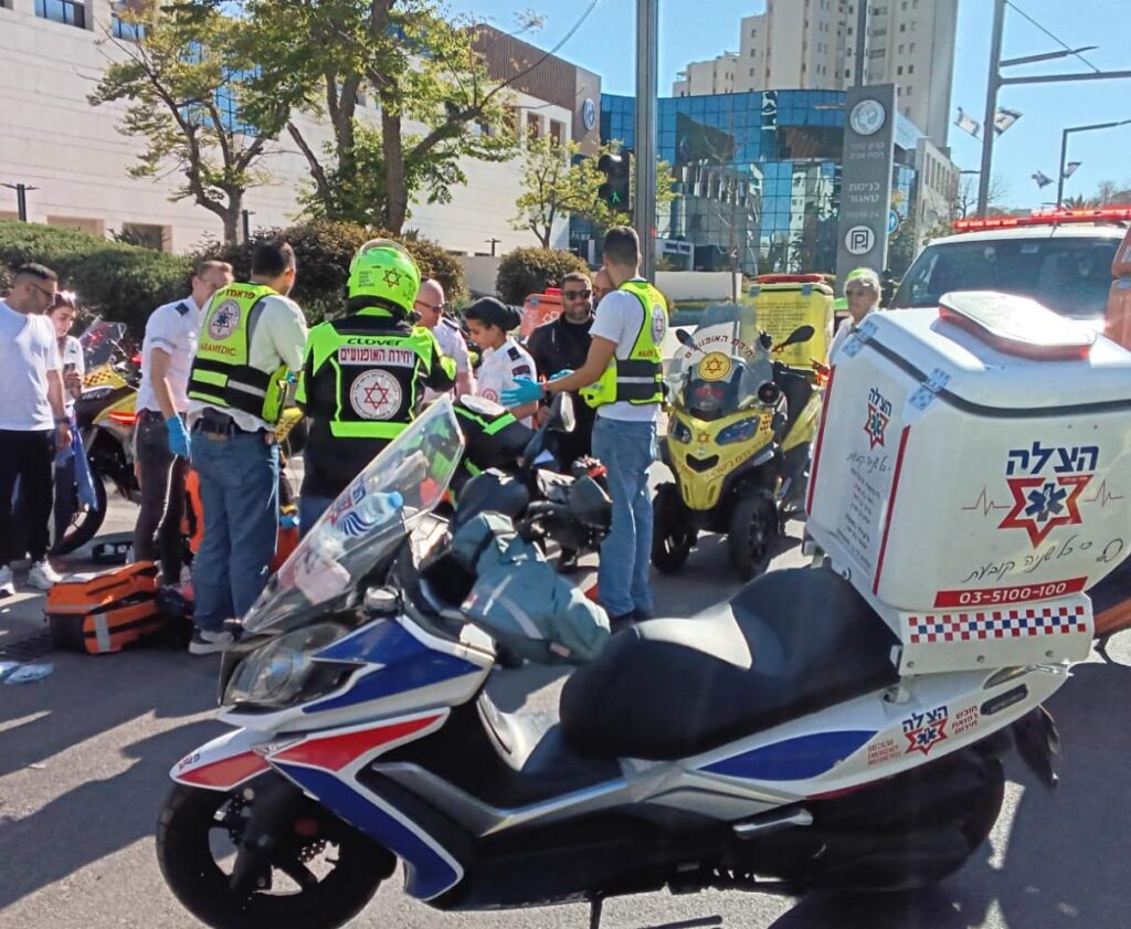 תל אביב: נער הולך רגל פונה במצב בינוני לאחר שנפגע בתאונת דרכים