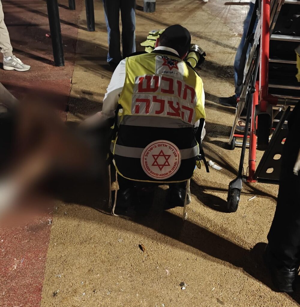 תל אביב: נער בן 13 פונה במצב בינוני לאחר שנפל מגובה בגינת משחקים