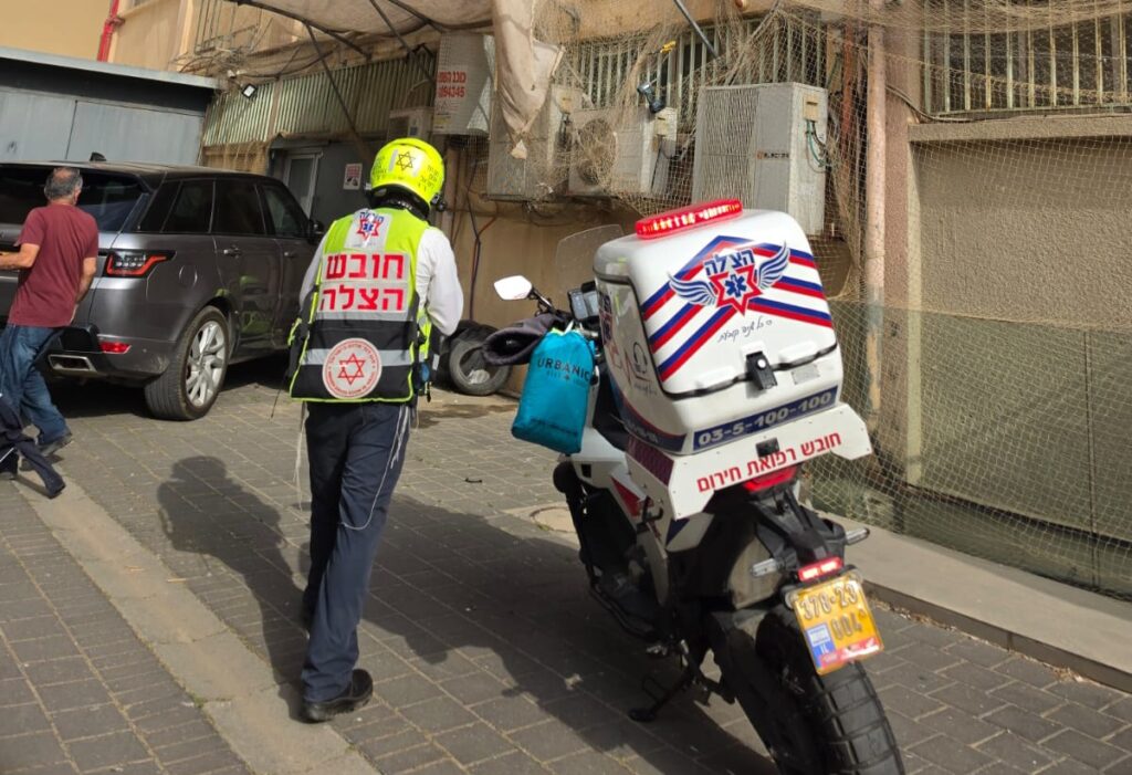 אור יהודה: מתקין מזגנים פונה במצב בינוני לאחר שנפל מגובה
