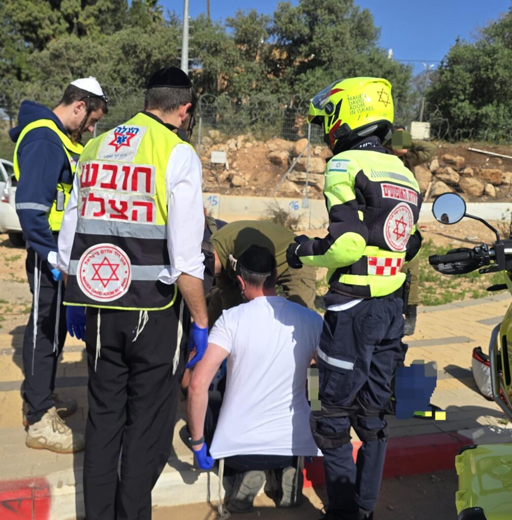 כביש 65: גבר פונה במצב בינוני לאחר שנפל ממשאית