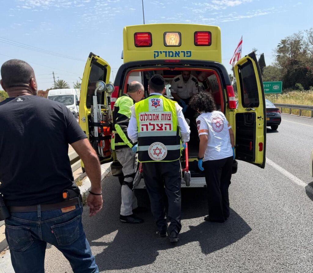 כביש 412: רוכב קורקינט חשמלי פונה במצב בינוני לאחר שנפגע בתאונת דרכים