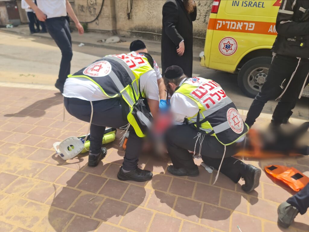 בני ברק: גבר פונה במצב קשה לאחר שנדקר בבית כנסת