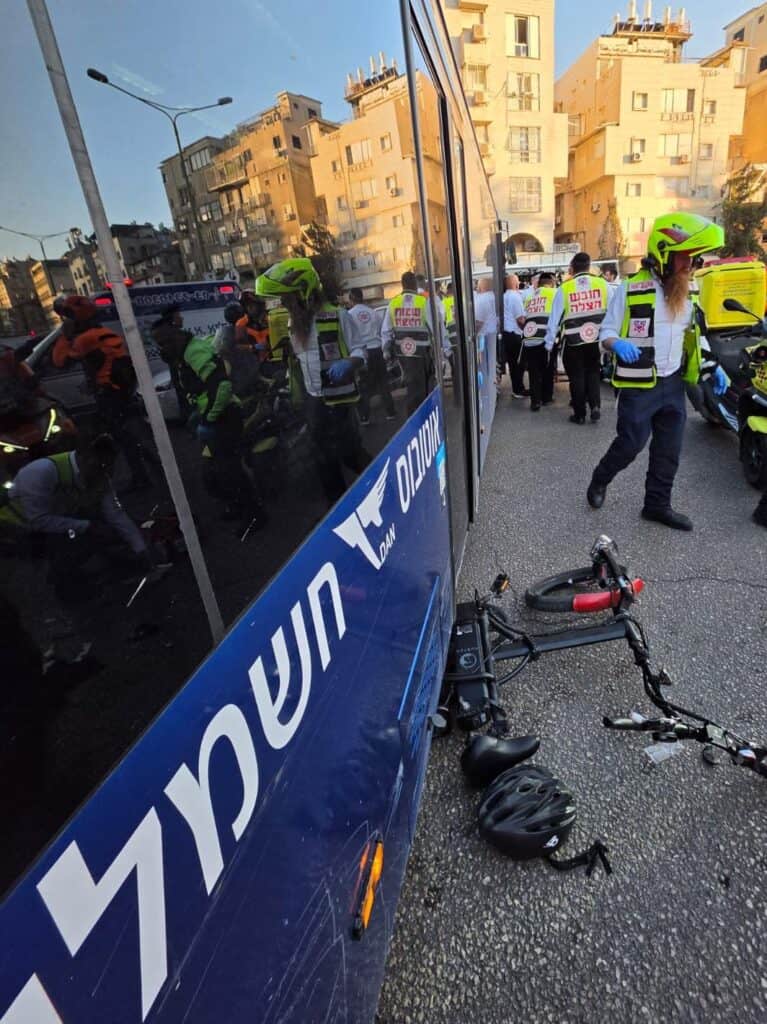 בני ברק: רוכב קורקינט חשמלי פונה במצב בינוני לאחר שנפגע מאוטובוס