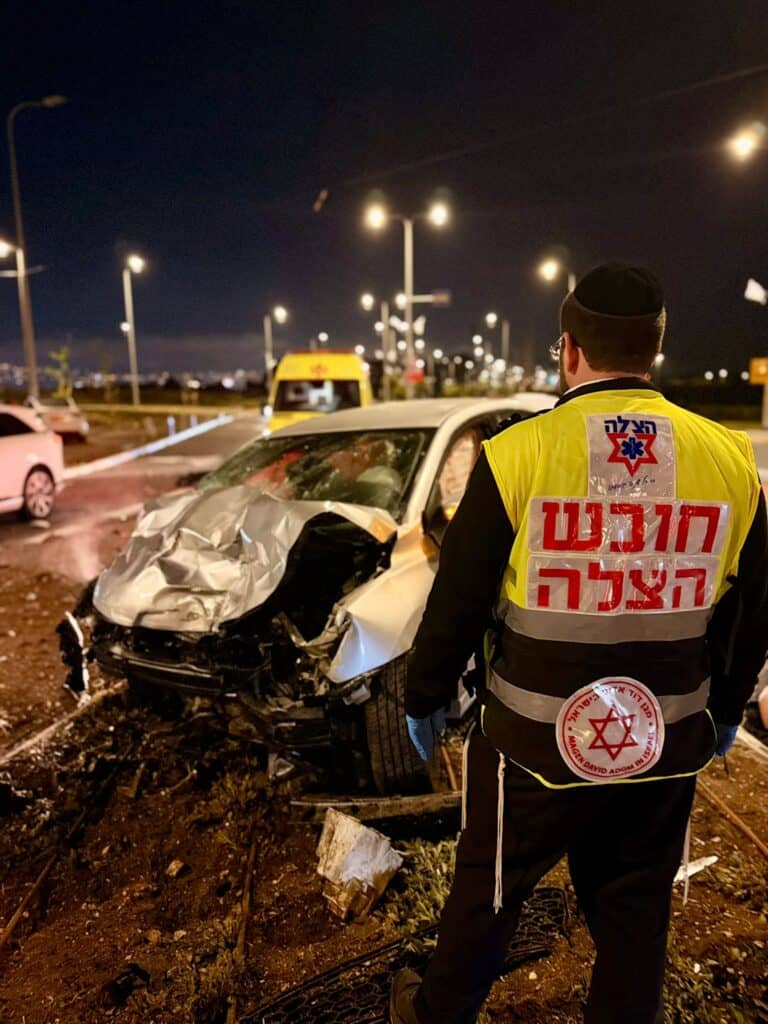 קרית אתא: שני נפגעים פונו במצב בינוני וקל לאחר שנפגעו בתאונת דרכים