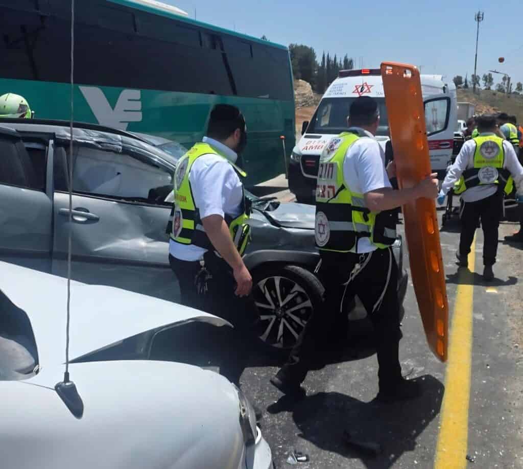 כביש 465: חמישה נפגעים פונו במצב בינוני וקל לאחר תאונת דרכים