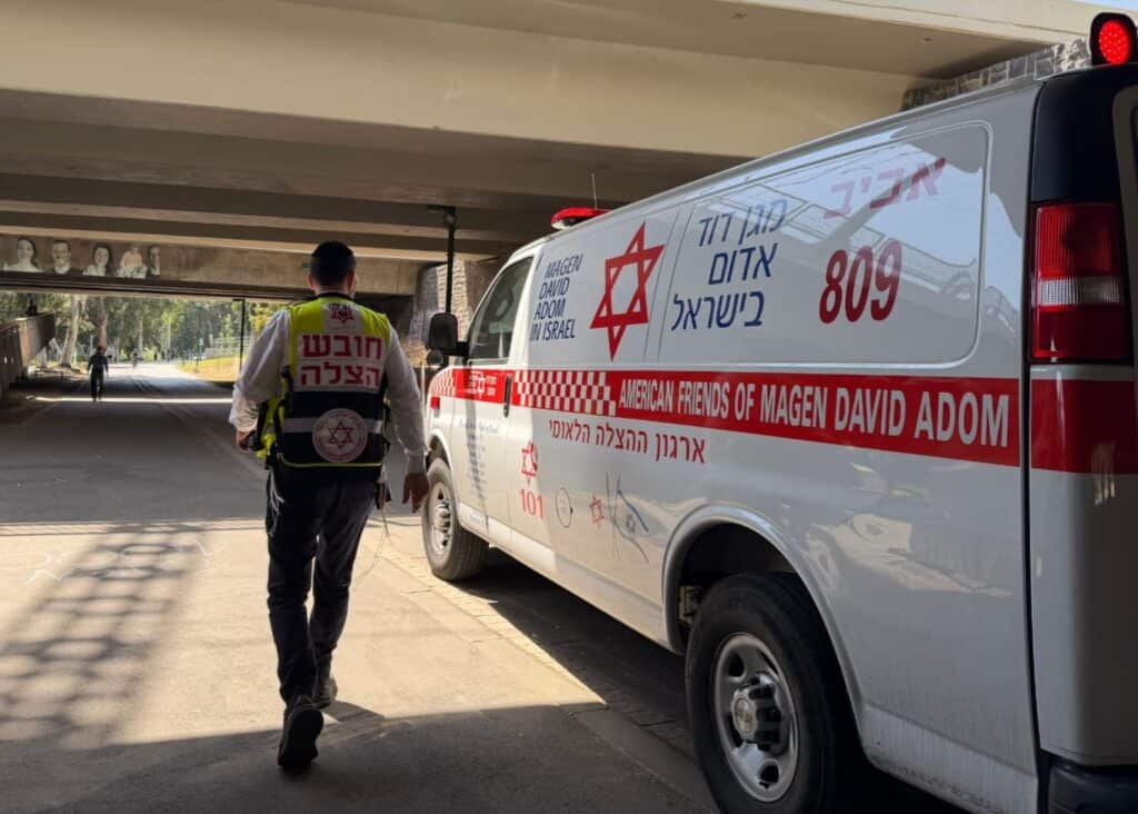 פארק גני יהושע: רוכב אופניים פונה במצב בינוני לאחר שהחליק