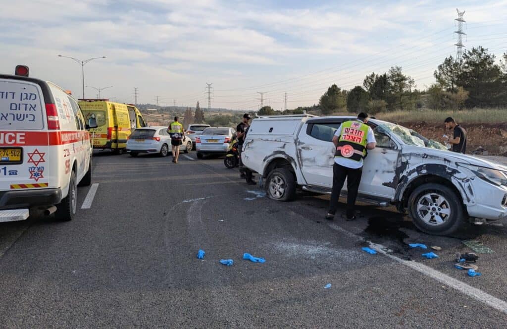 כביש 6: גבר פונה במצב בינוני לאחר שהתהפך עם רכבו