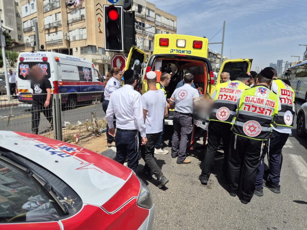 בני ברק: נער רוכב קורקינט חשמלי פונה במצב קשה לאחר שנפגע מרכב