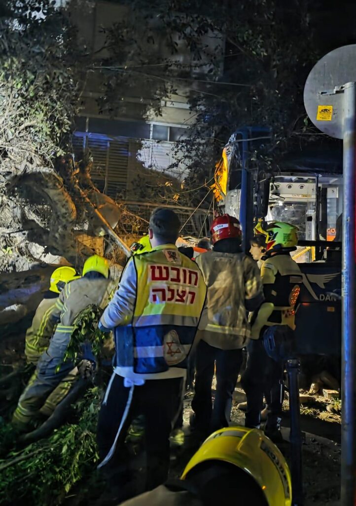 תל אביב: ילדה במצב אנוש ותשעה נפגעים במצבי פציעה שונים לאחר תאונת דרכים