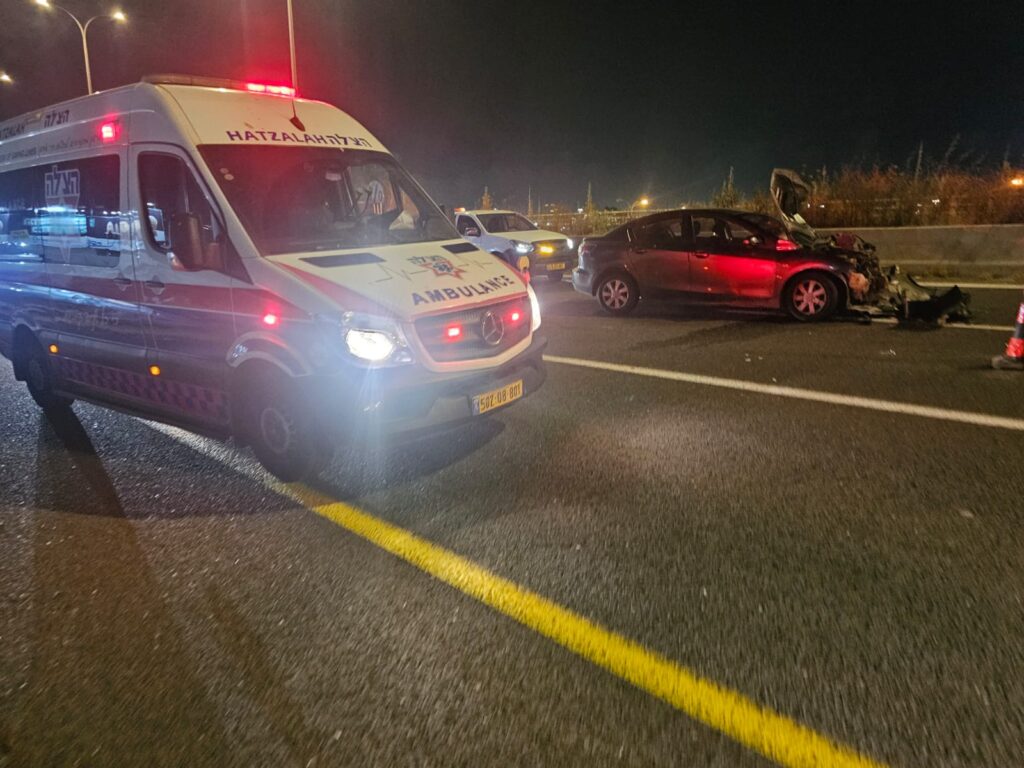 כביש 22: שלושה נפגעים פונו במצב בינוני וקל לאחר שנפגעו בתאונת דרכים