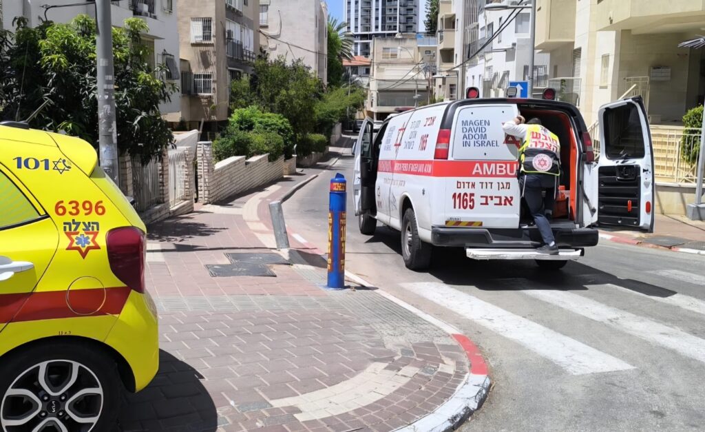 בני ברק: גבר פונה במצב בינוני לאחר שנפל מסולם