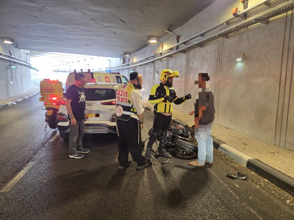 רמת גן: רוכב אופנוע פונה במצב בינוני לאחר שהתנגש ברכב