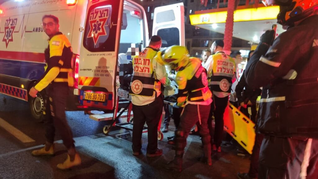 מחלף גבעת שמואל: שני נפגעים פונו במצב בינוני וקל לאחר תאונת דרכים