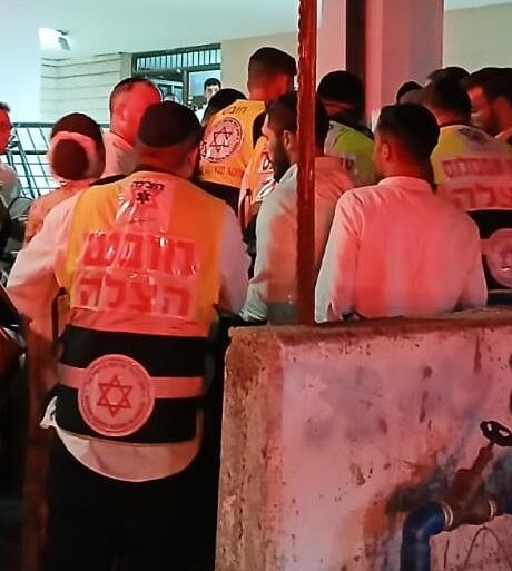 בני ברק: רוכב אופניים חשמליים פונה במצב בינוני לאחר שהתנגש בקיר