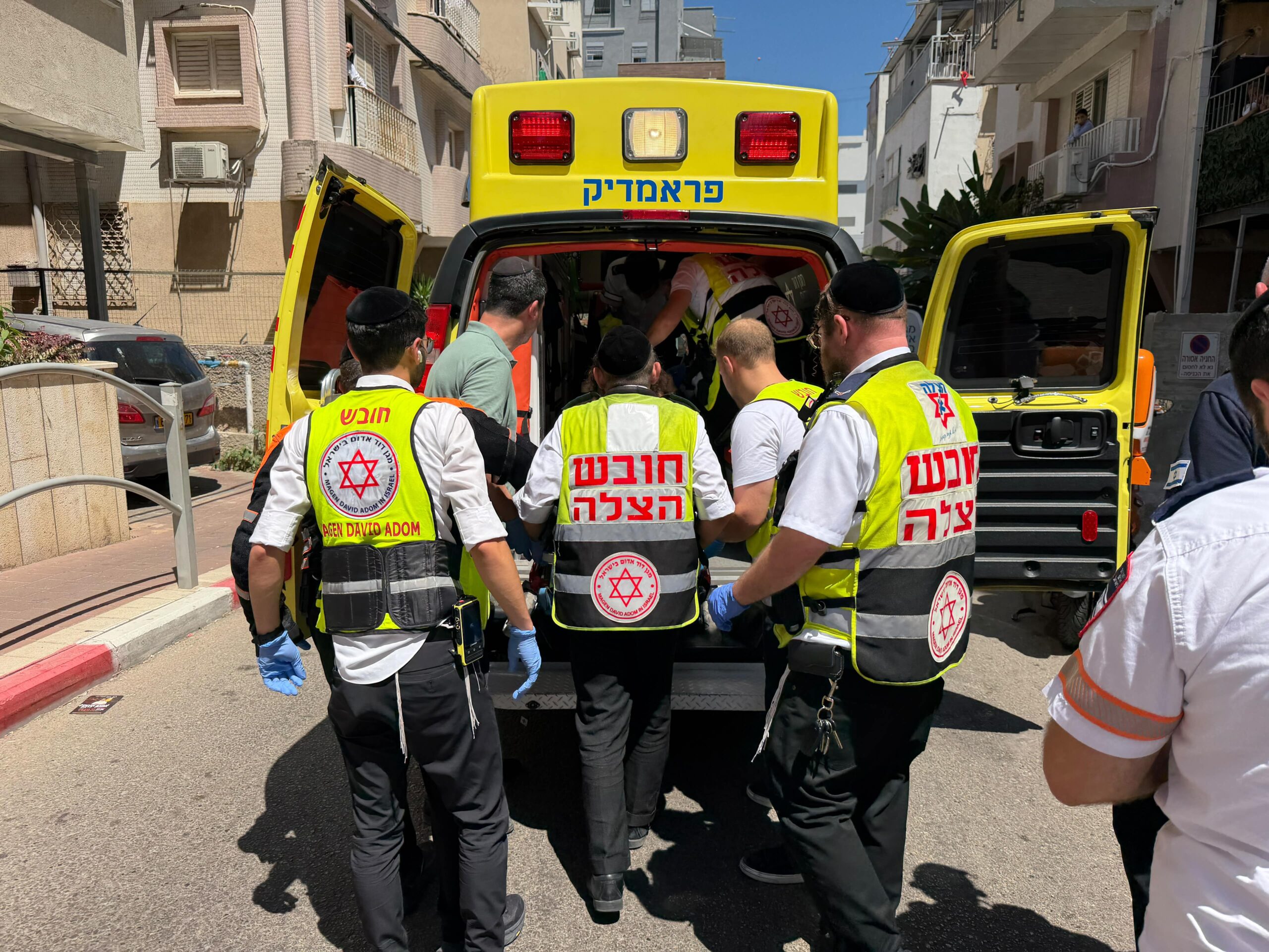 בני ברק: בן 60 פונה תוך כדי החייאה לאחר שהתמוטט ברחוב