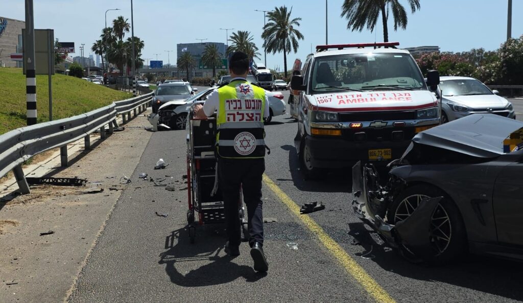 מחלף גלילות: שתי נפגעות פונו במצב בינוני וקל לאחר שנפגעו בתאונת דרכים