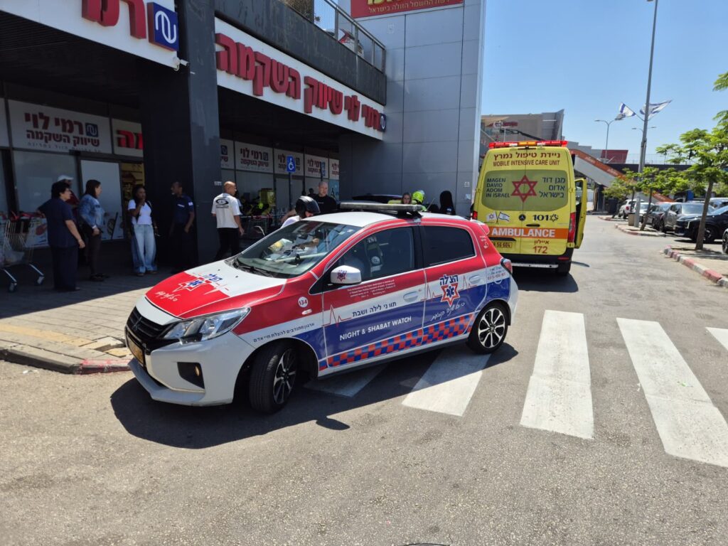 ראשון לציון: גבר פונה תוך כדי פעולות החייאה לאחר שהתמוטט בכניסה לחנות