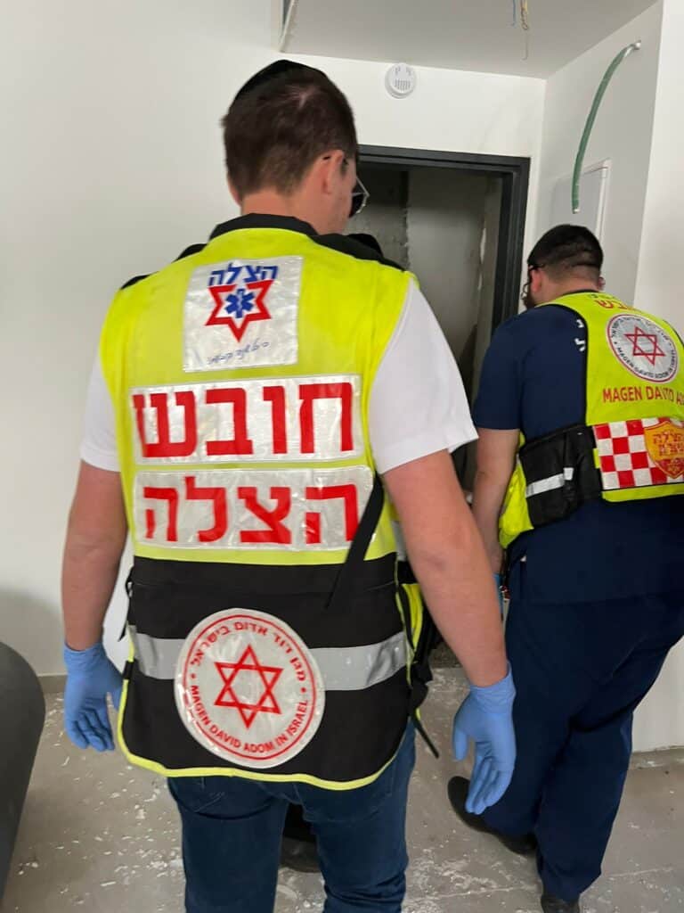 נתניה: פועל כבן 30 פונה במצב אנוש לאחר שנפל מגובה