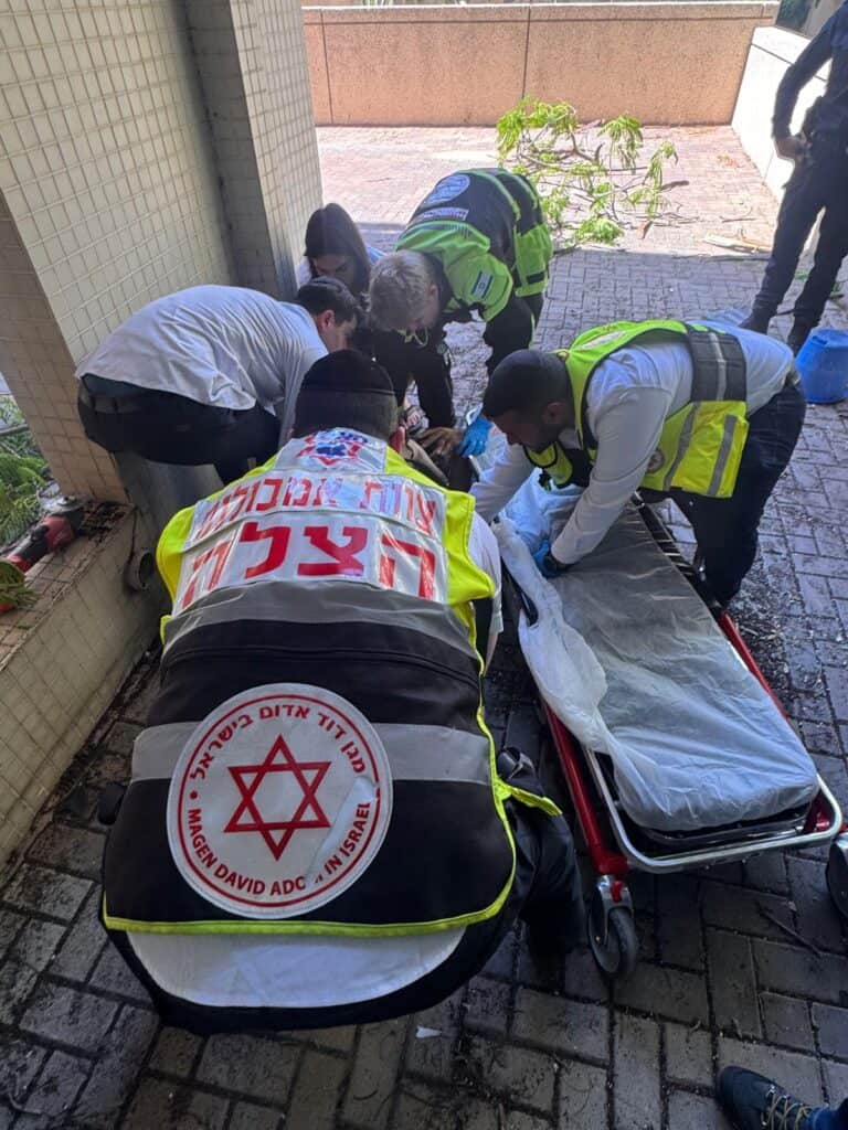 גבעתיים: פועל פונה במצב בינוני לאחר שנפל מסולם