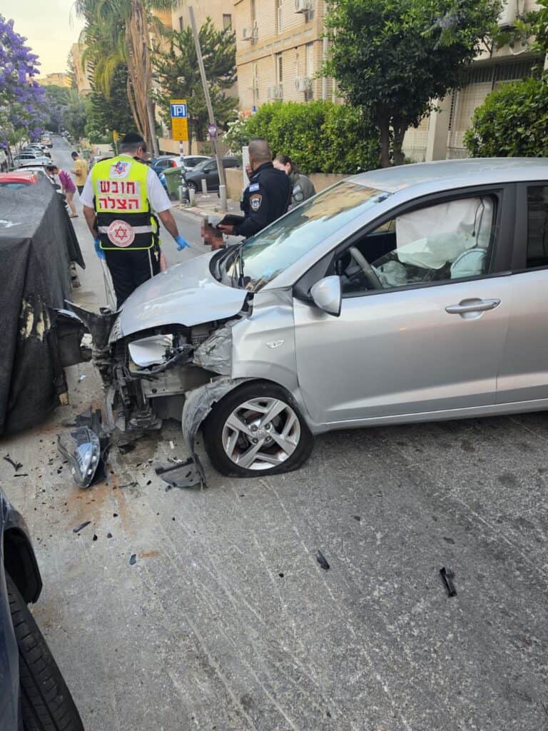 רמת גן: נהג רכב פונה במצב בינוני לאחר תאונת דרכים