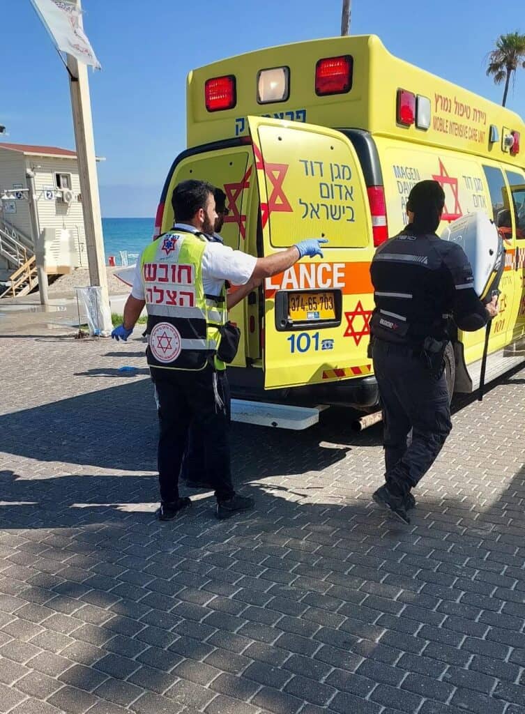 קרית חיים-חיפה: גבר פונה תוך כדי פעולות החייאה לאחר שהתמוטט וטבע בחוף הים